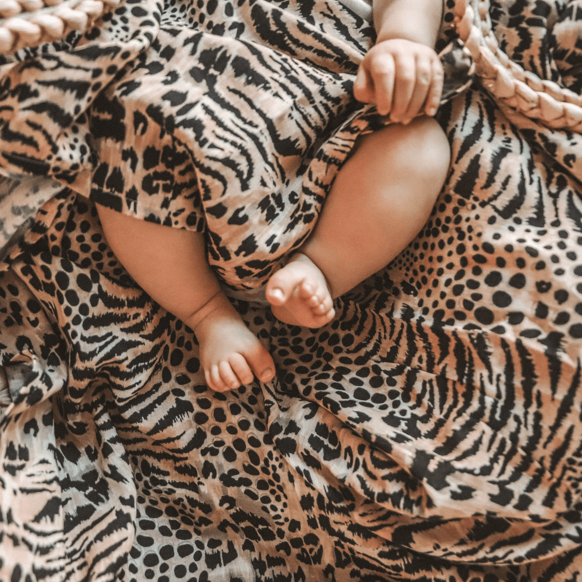 HOW TO: SWADDLE YOUR LITTLE BABE